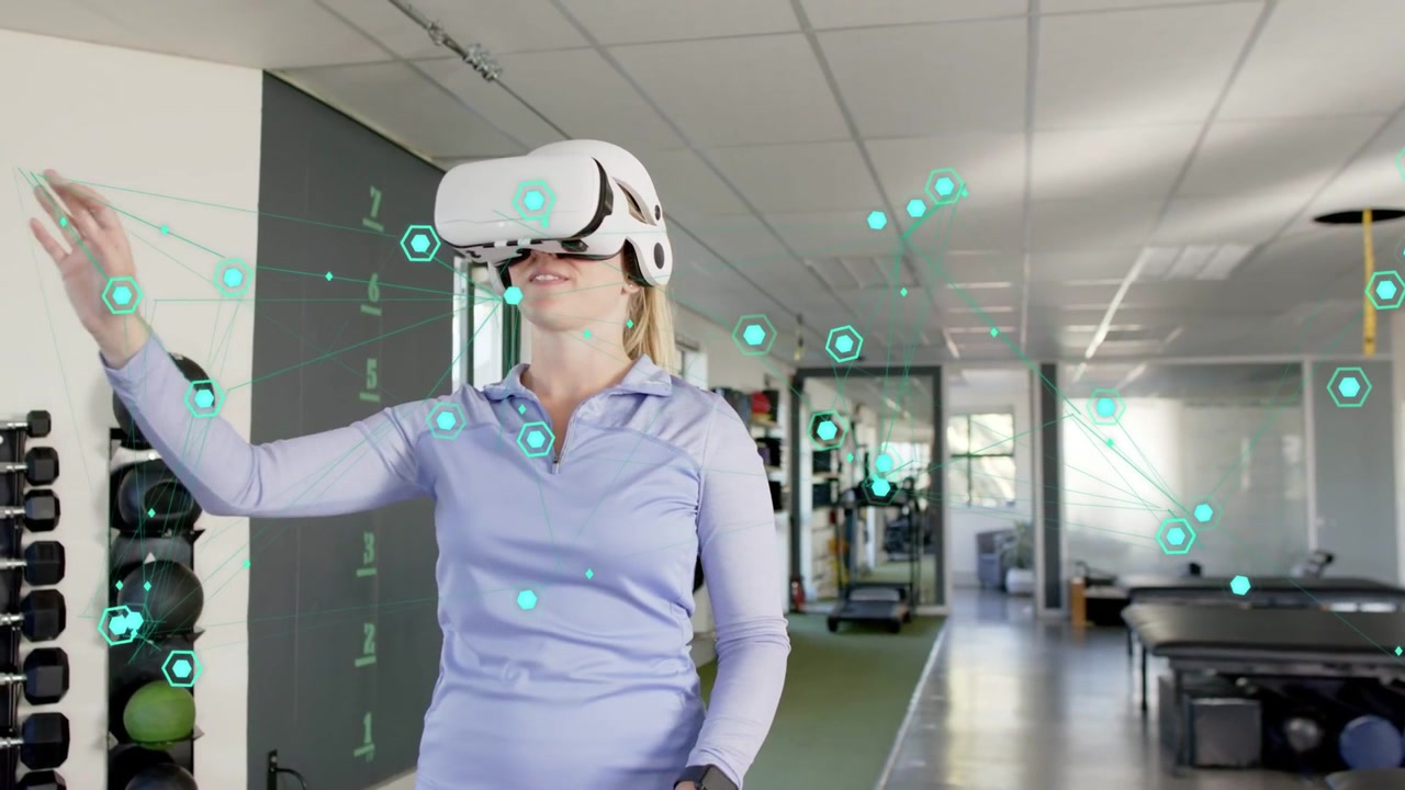 Donna che indossa un visore VR bianco, scorrendo esagoni color verde acqua, alternando pizzicotti e selezioni per la riabilitazione