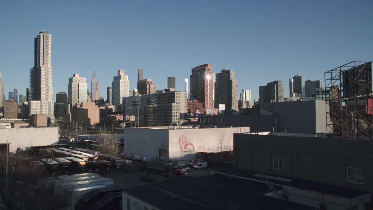 Ripresa a mano libera di Long Island City all'alba.