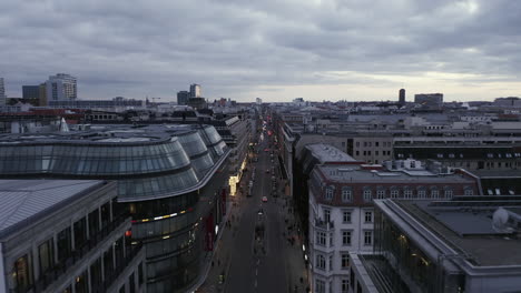 Vorwärts-Fliegen-In-Der-Dämmerung-über-Der-Friedrichstraße-Um-Die-Gallerys-Lafayette.-Großstadt-Unter-Bedecktem-Himmel.-Berlin,-Deutschland