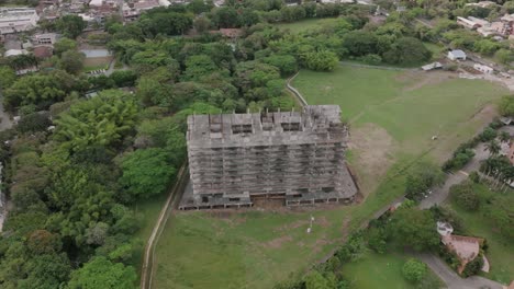 Amplias-Imágenes-Aéreas-Giratorias-De-Un-Proyecto-De-Construcción-Abandonado-Junto-A-Un-Campo-De-Golf-En-Cali,-Colombia