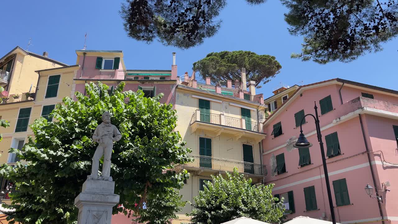 이탈리아의 몬테로소 알 마레 (monterosso al mare) 는 공공 공원에서 식물과 조각품이 있는 다채로운 전통 건축물의 집입니다.