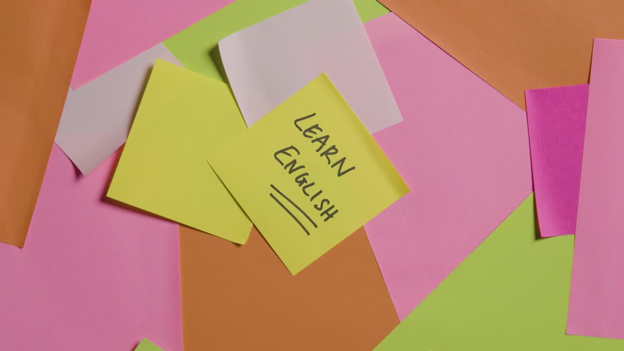 concepto educativo de notas adhesivas giratorias con aprender inglés escrito en la nota superior