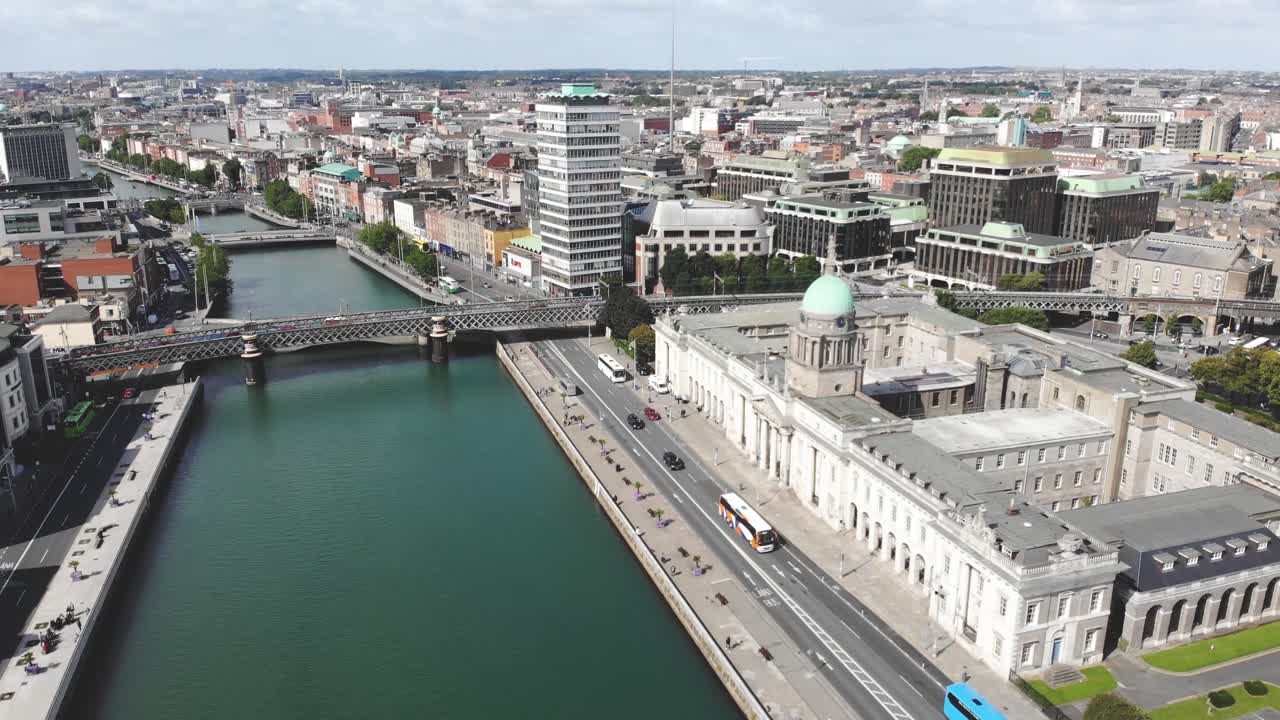 Stadtbild von Dublin über dem Fluss Liffey und dem Custom House, Luftaufnahme, sonniger Tag, Irland