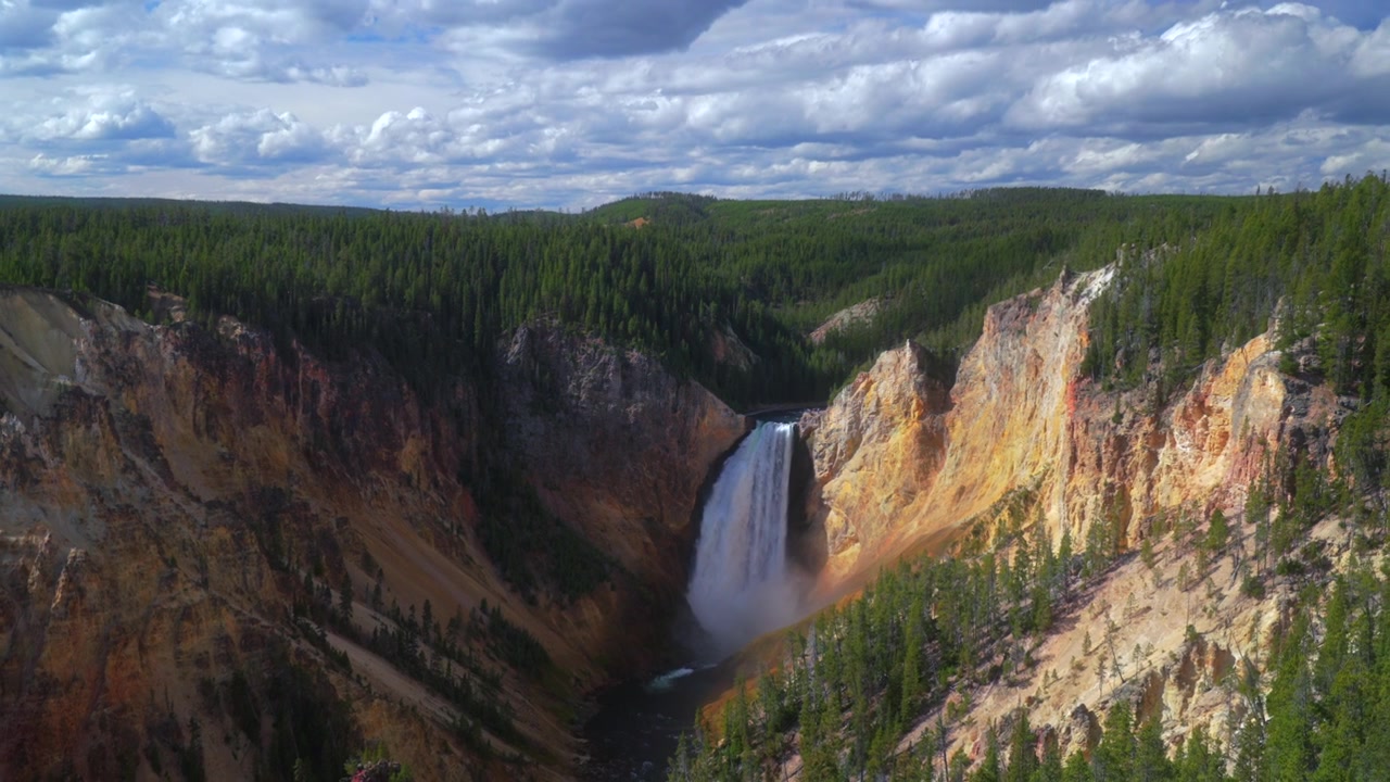 Grand Canyon of the Yellowstone, air terjun bertingkat, pemandangan alam, Titik Pandang Inspirasi, Jalan Lingkar Utara, drone, Taman Nasional Yellowstone Wyoming, Sungai Yellowstone, pagi cerah, awan, zoom out