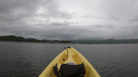 Kayak-En-El-Lago-Con-Cielo-Nublado