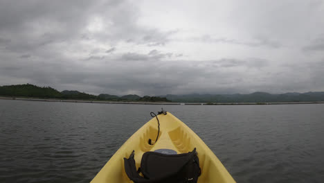 kayak en el lago con cielo nublado