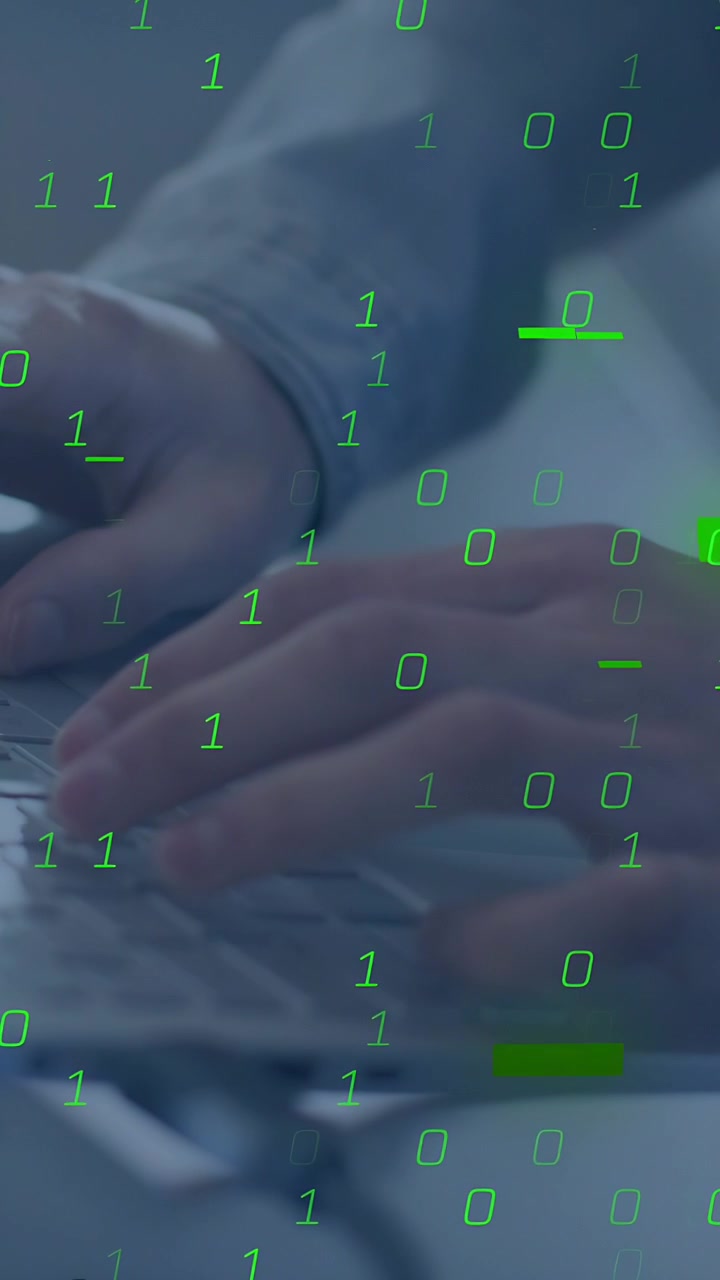 Vídeo vertical: Programador digitando no teclado do laptop, causando uma sobreposição binária verde que se transforma em uma visualização de dados densa