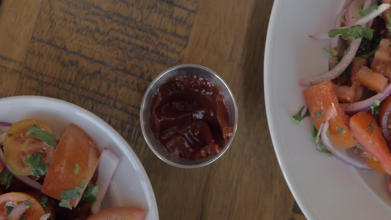 케 디프 소스와 함께 김을 먹는 것