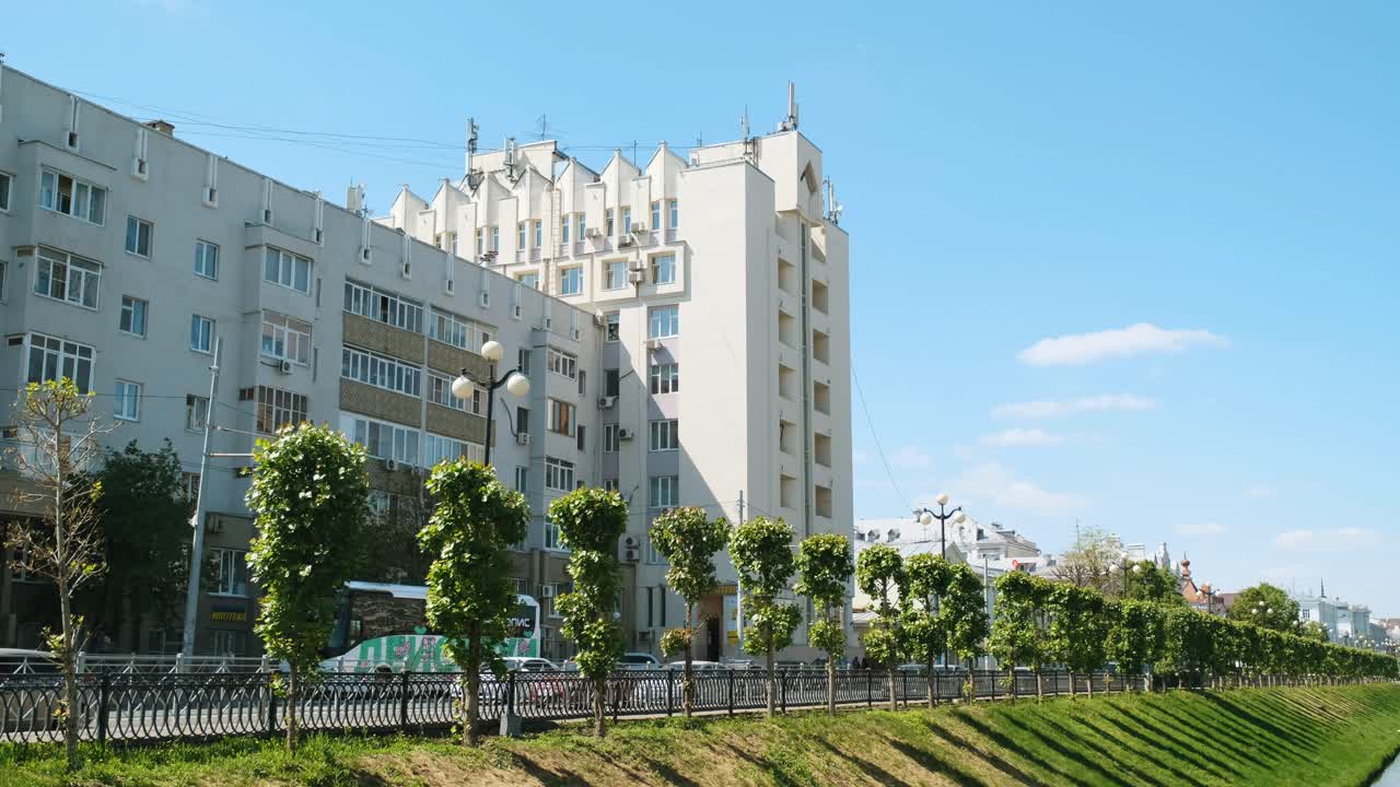 아파트 건물 과 강변 을 가진 도시 거리