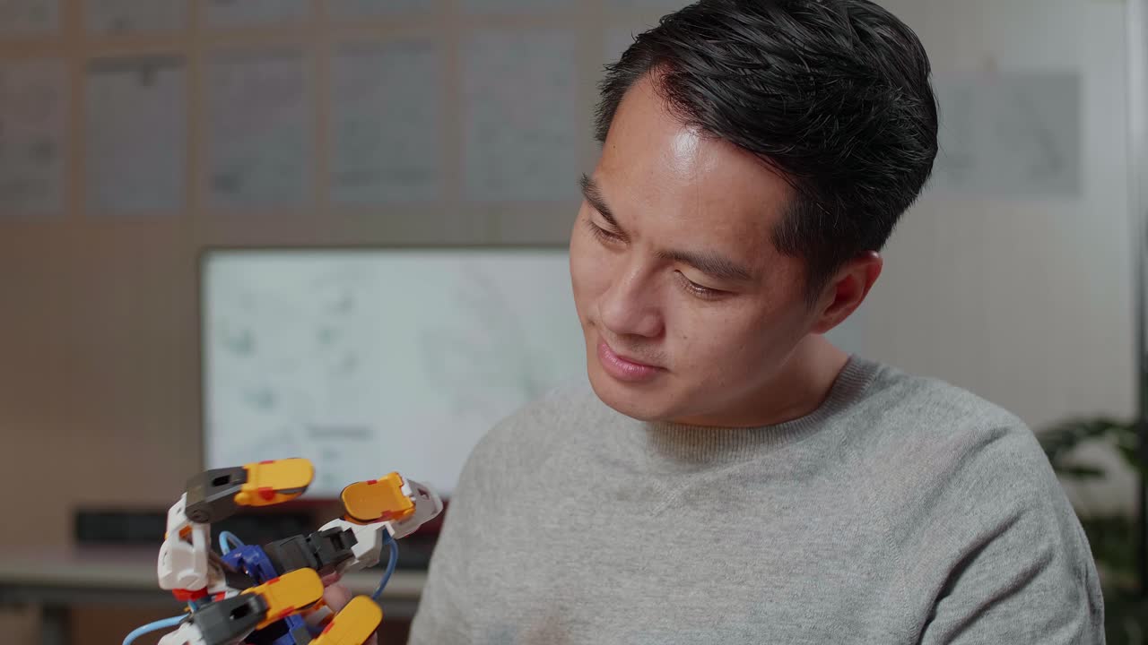 사무실에서 로 팔을 가진 웃는 남자