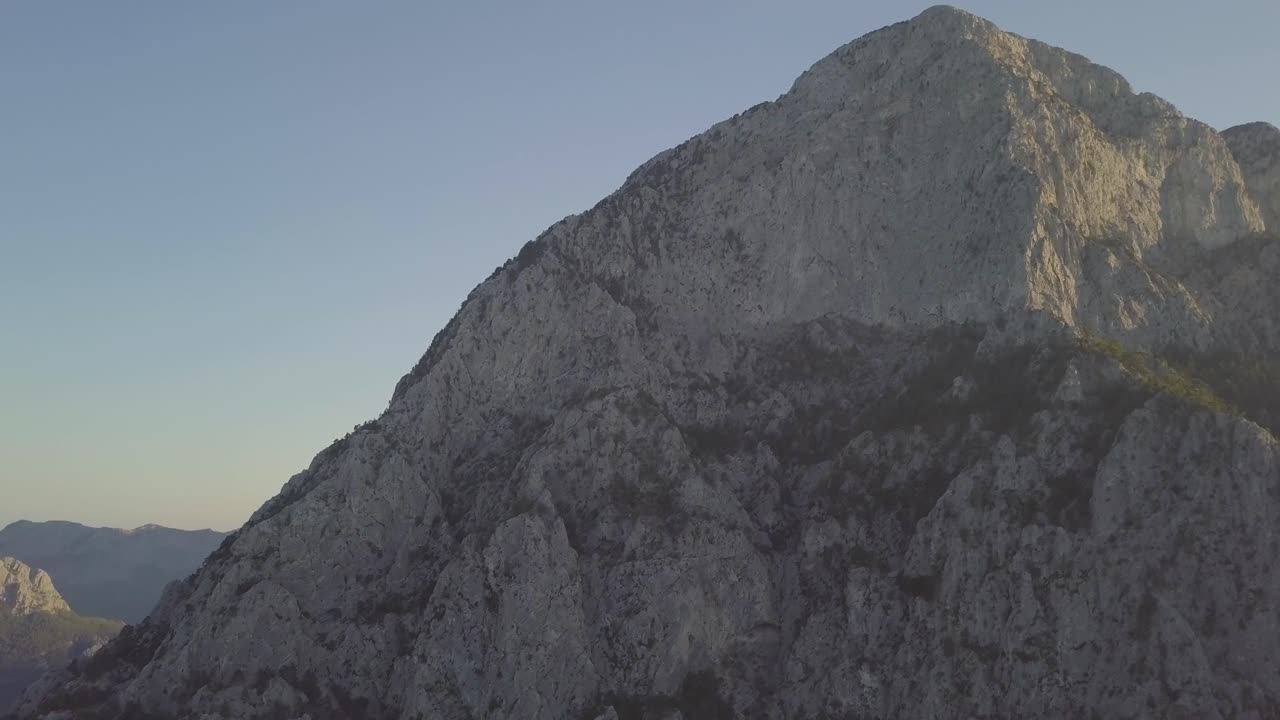 gran vista de la luz del sol brillando en el pico de la montaña rocosa en la cordillera de piedra caliza de geyikbayiri en turquía