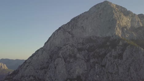 gran vista de la luz del sol brillando en el pico de la montaña rocosa en la cordillera de piedra caliza de geyikbayiri en turquía