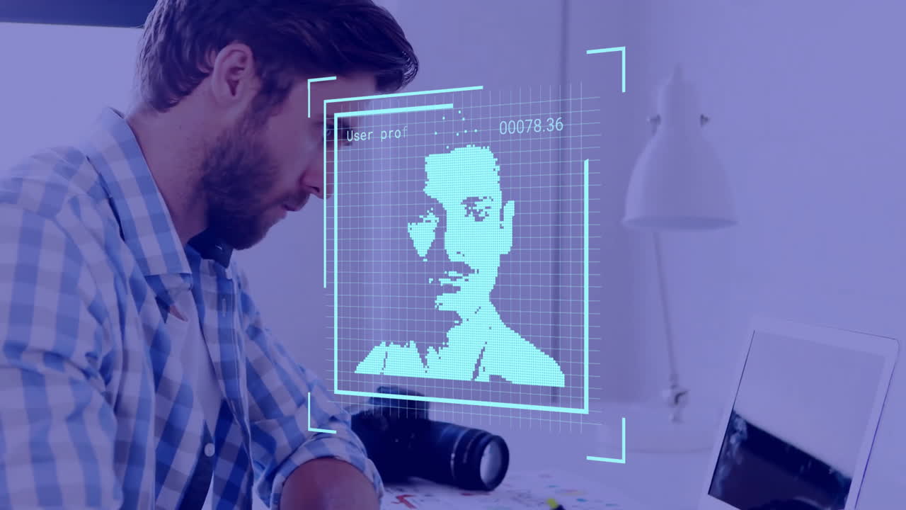 animación de foto biométrica y procesamiento de datos sobre empresario caucásico usando computadora