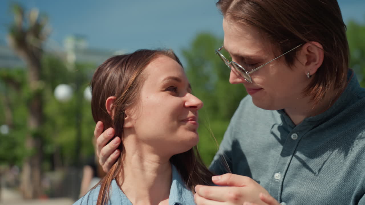 Pareja feliz explorando las animadas calles de una metrópolis, pareja compartiendo momentos de alegría durante un paseo por la vibrante ciudad, pareja juguetona disfrutando de una soleada excursión urbana llena de afecto y risas
