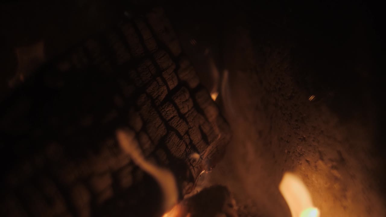 타일 그릴을 통해 나무 조각으로 슬로우 모션으로 벽난로에 불