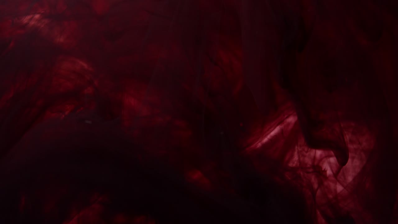 los remolinos de tinta roja oscura