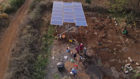 Gente-Trabajando-Bajo-El-Panel-Solar