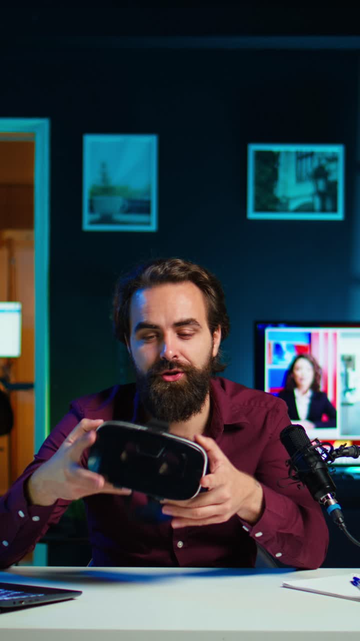 Specialista in tecnologia video verticale che recensisce occhiali VR in uno studio illuminato con luci RGB