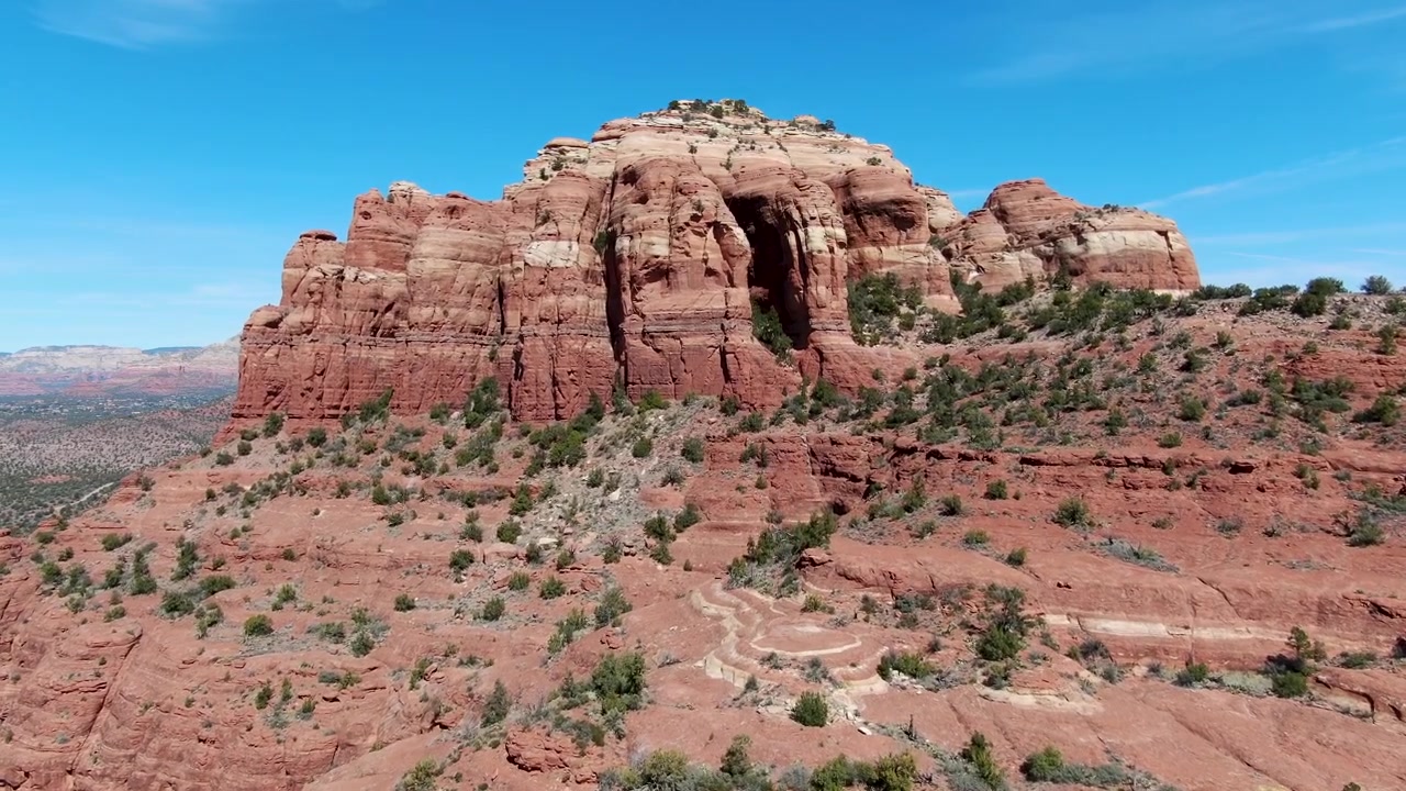 Volare con il mio drone verso Cathedral Rock a Sedona, AZ