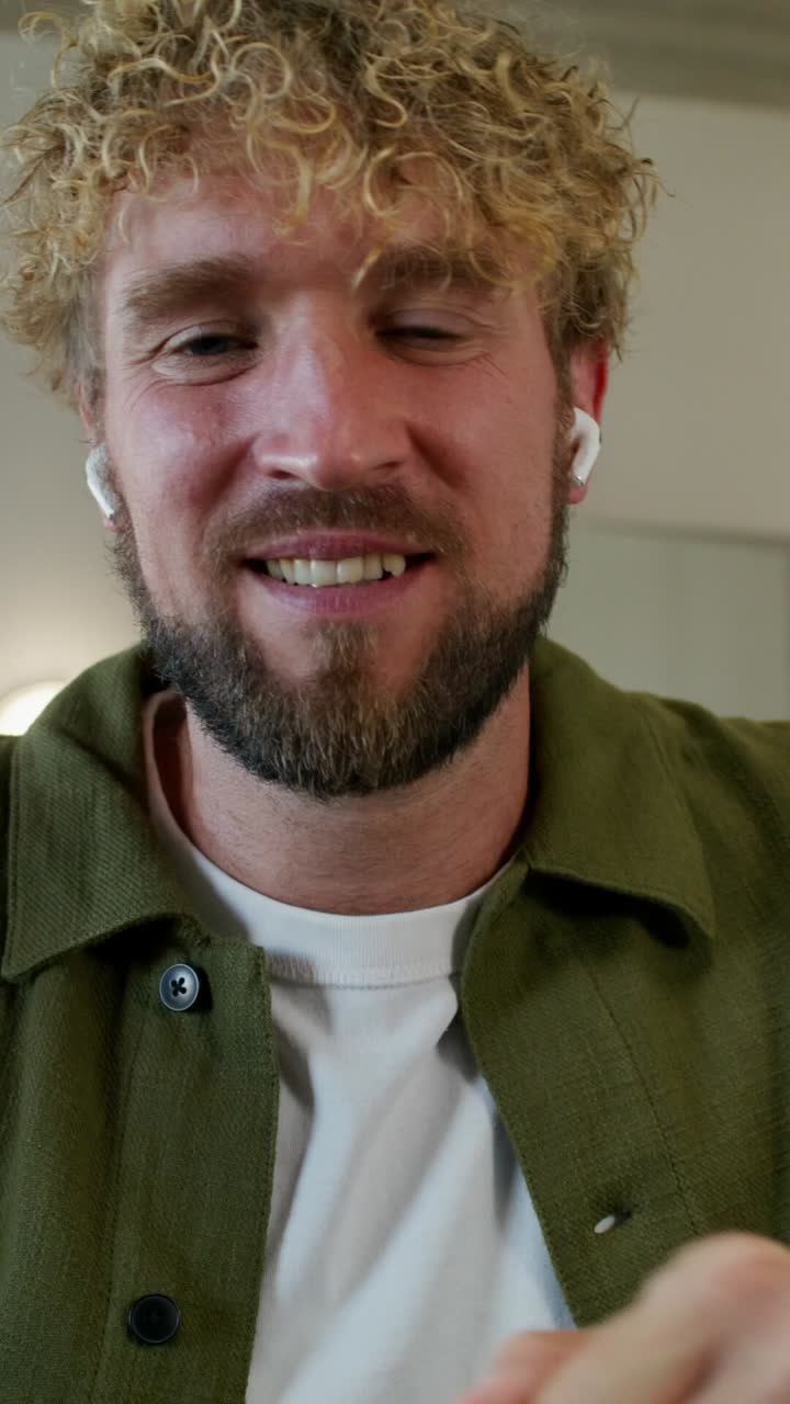 비디오 통화 중 미소 짓는 남자