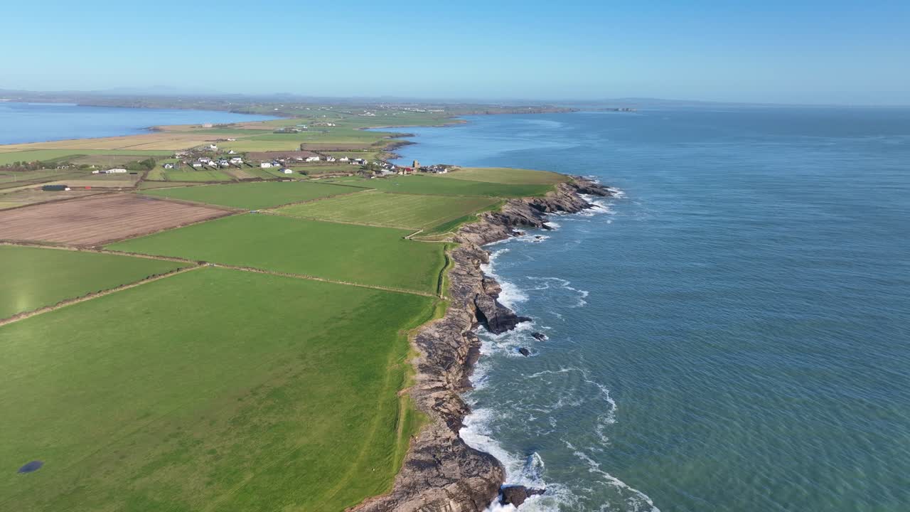 Saisies aériennes épiques de paysages marins irlandais le long de la côte jusqu’à Slade Village, Hook Head, Wexford