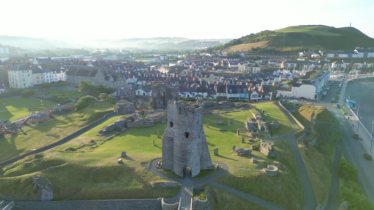 영국 웨일즈 애버리스트위스의 여름날 해변, 항구, 바다 쪽, 클리프 및 타운 프론트 주변의 무인 항공기 영상-8