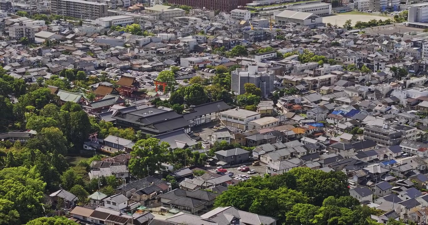 Kyoto Japão Aérea v20 sobrevoo aéreo com teleobjetiva acima de Fukakusa Kaidocho, revelando a entrada de Fushimi Inari, campus universitário e quarteirões da cidade - Filmado com Mavic 3 Pro Cine - 7 de outubro de 2023