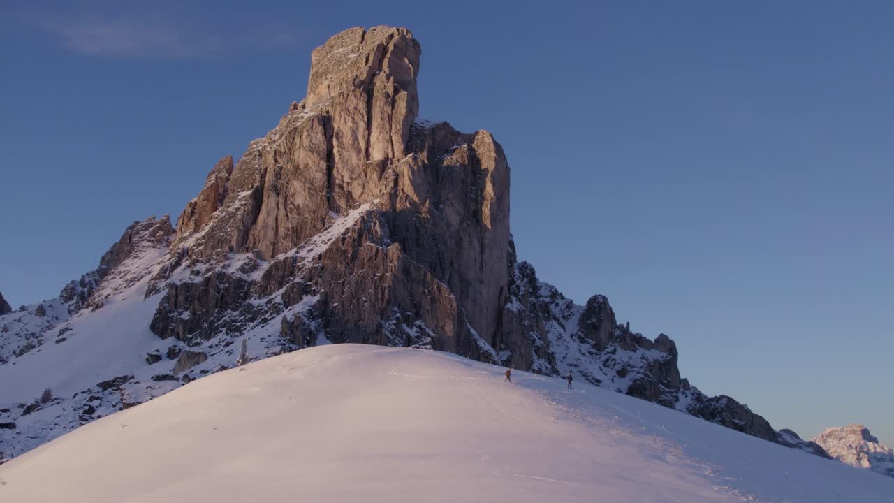 Vue aérienne des Dolomites enneigées illuminées par la lumière du coucher du soleil, Passo di Giau, Italie