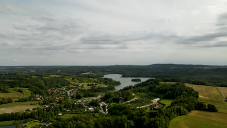 Vecindad-Del-Lago-Brodno-Wielkie-Con-Interminable-Bosque-Verde-En-Vista-Aérea-De-Polonia-En-Un-Día-Nublado