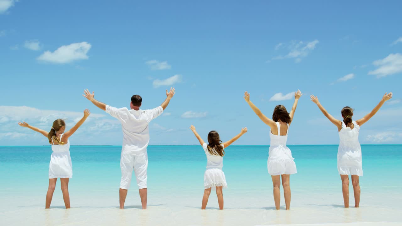 백인 부모와 그들의 어린 딸들이 해변에서