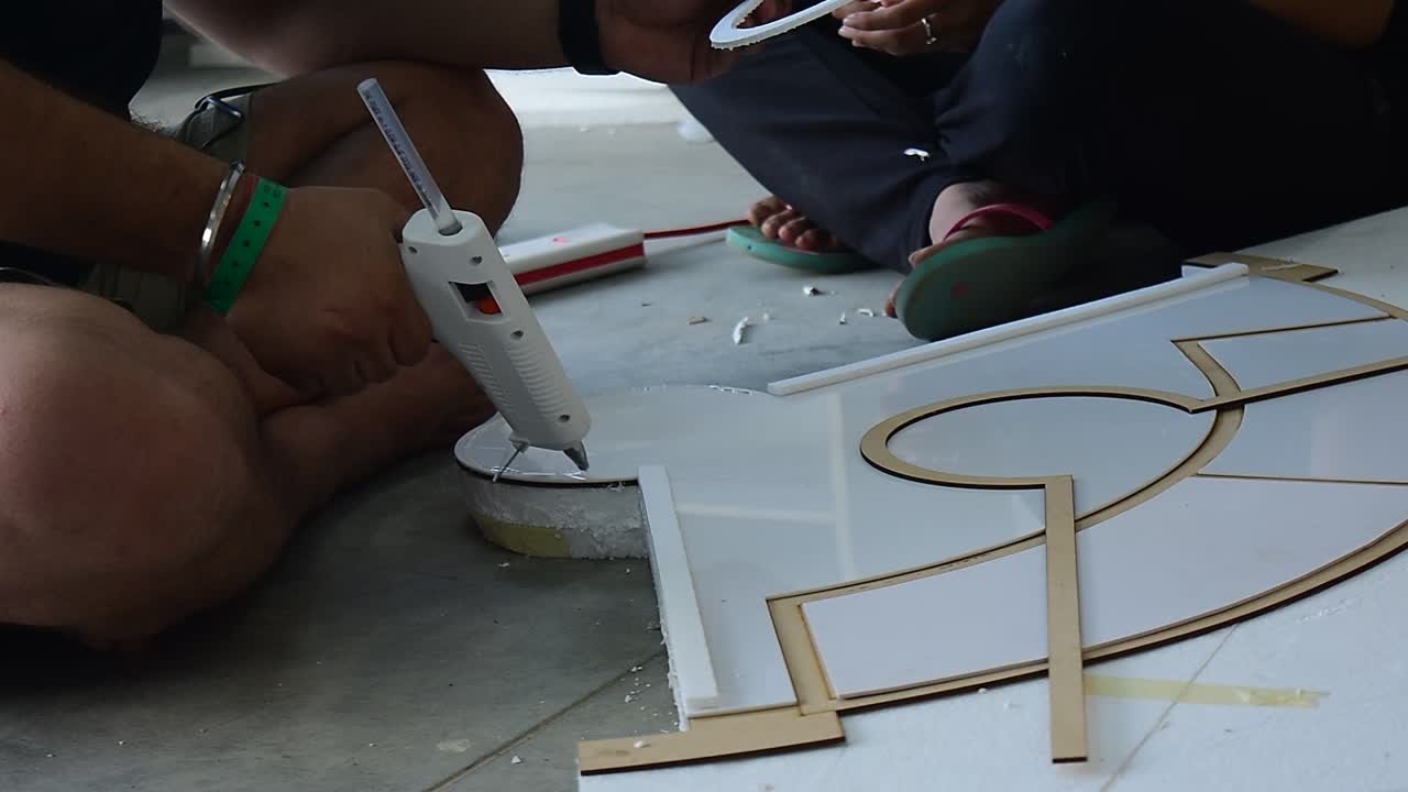 글루건을 사용하여 모델을 붙여넣는 소년