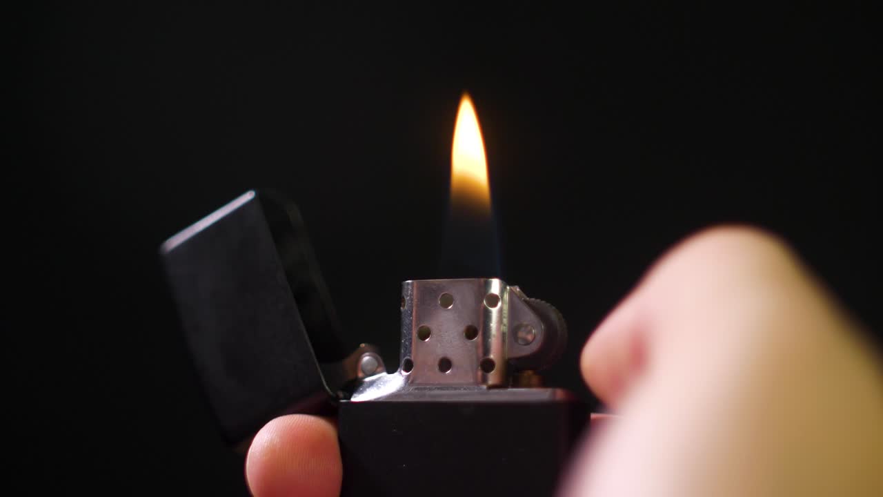 encendiendo un encendedor - fuego