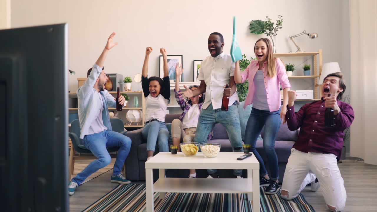 승리 를 축하 하는 친구 들