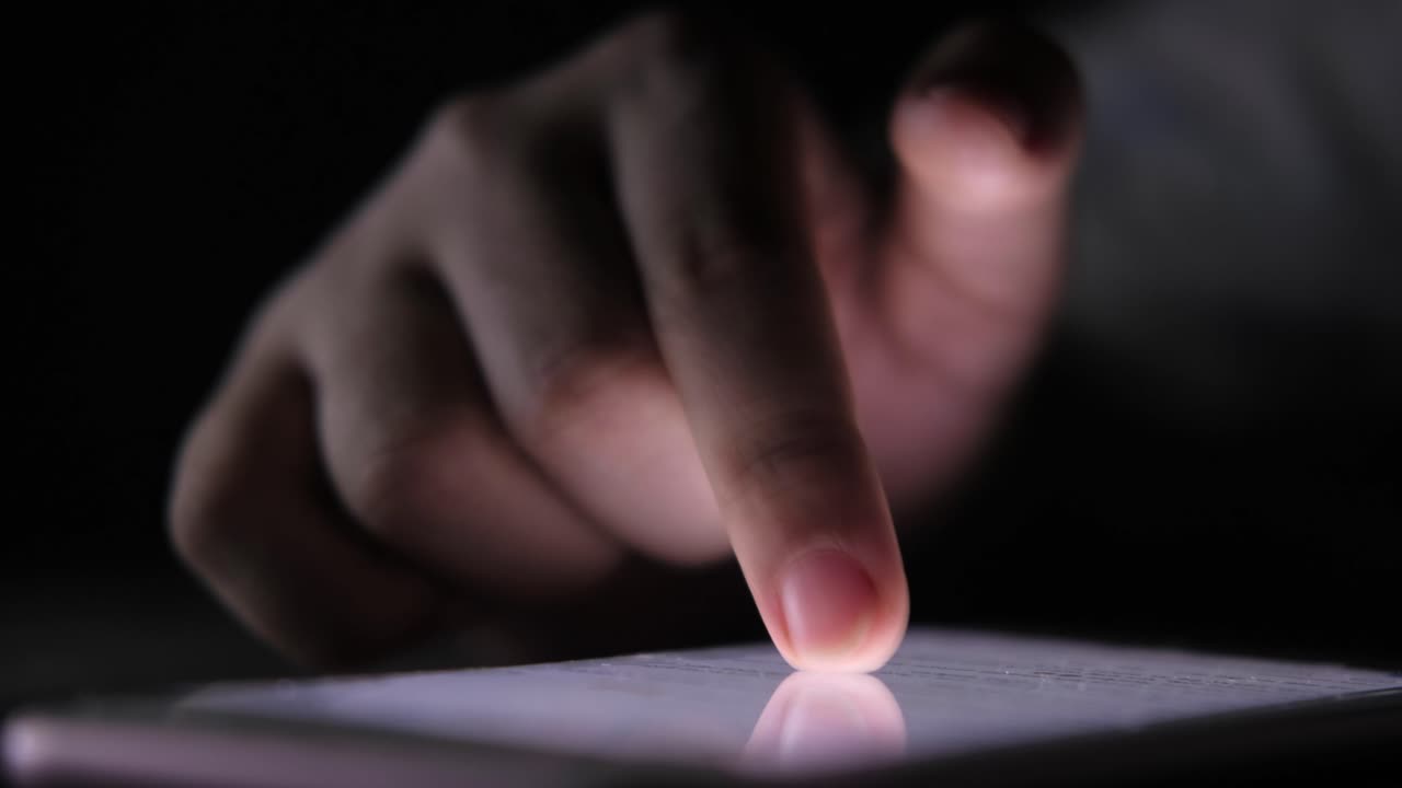 밤에 스마트폰을 사용하는 사람