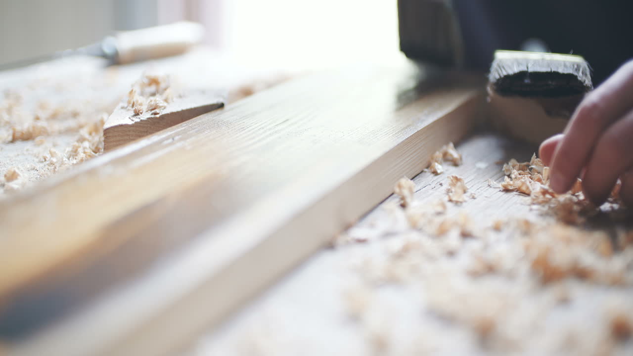 primer plano de la pintura de madera con un pincel con el color marrón