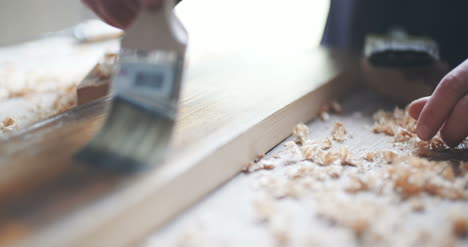 primer plano de la pintura de madera con un pincel con el color marrón