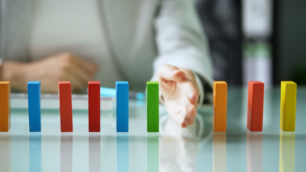 아프리카 사업가 여성 도미노 추락 정지