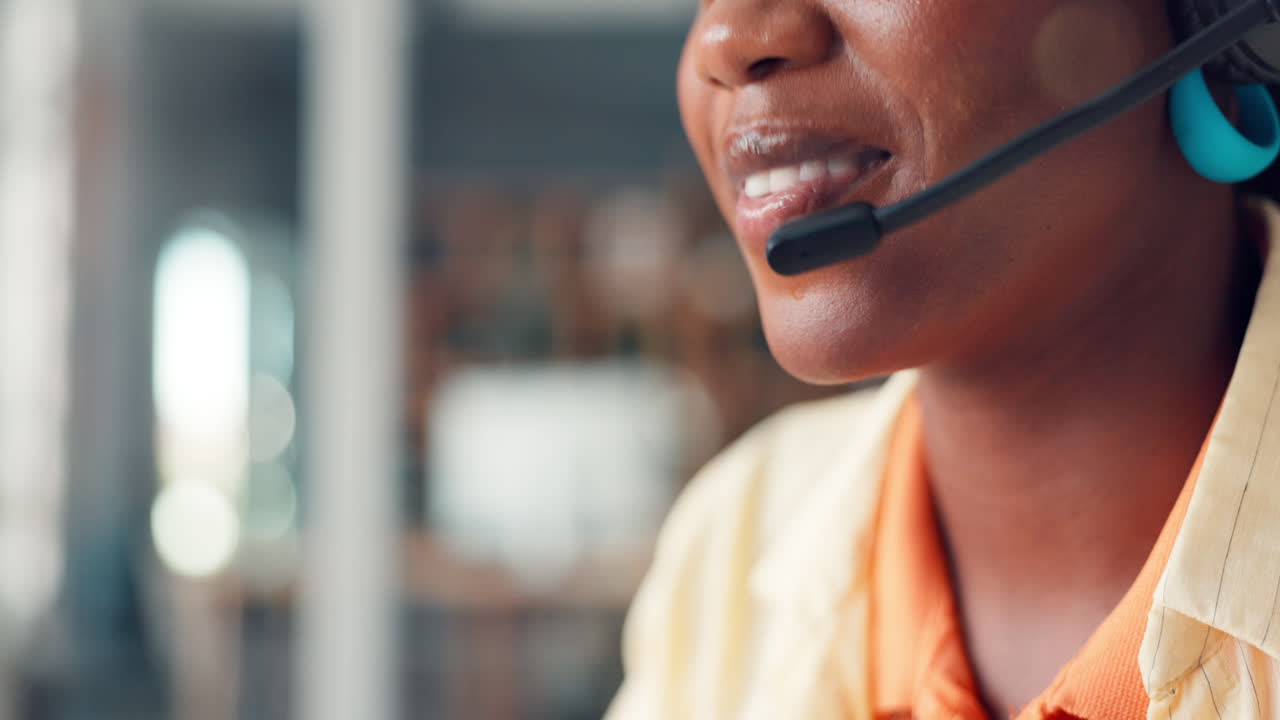 Smilende kundeservicemedarbejder, der taler i et headset