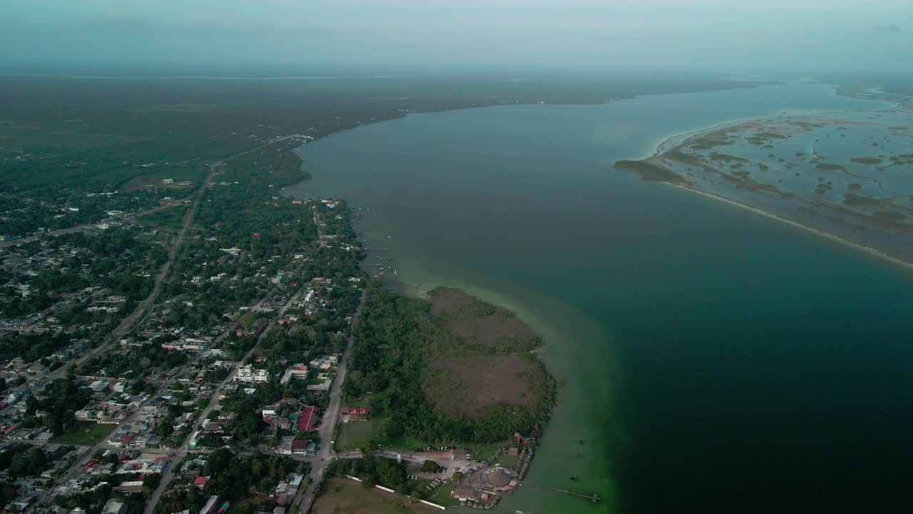 la laguna amazónica de bacalar en el sur de méxico