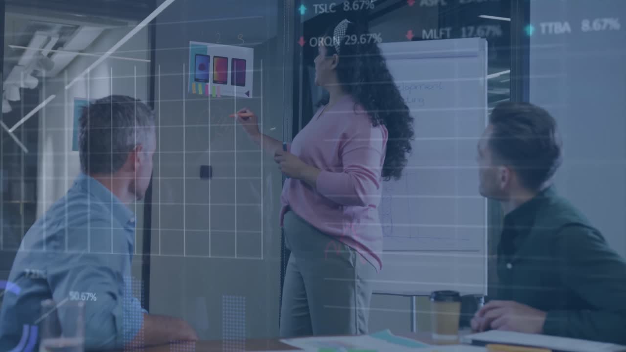animación de gráficos y tableros de negociación sobre diversos compañeros de trabajo que planifican la estrategia en la oficina