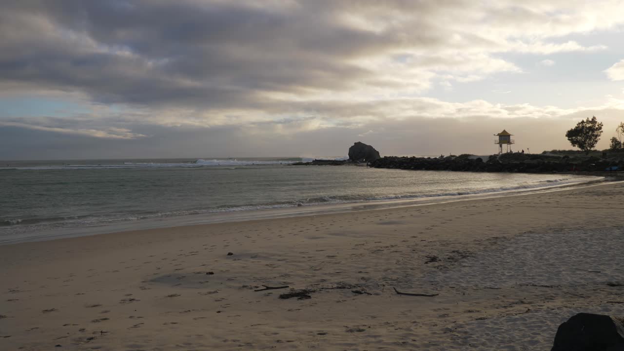 puesta de sol en la playa currumbin - costa de playa vacía durante la pandemia de coronavirus - costa dorada, queensland, australia