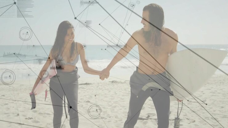Coppia che cammina mano nella mano fuori dalle onde dopo una sessione di surf, con un HUD tecnologico che evidenzia il telefono e le tavole.