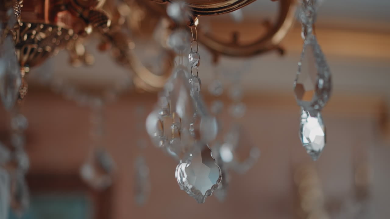 반 ⁇ 이는 크리스탈 눈물은 궁전의 빈티지 광채에 매달려 있습니다.