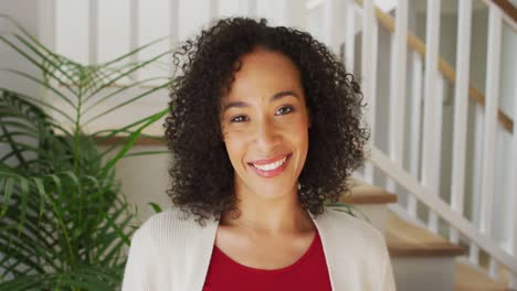 Retrato-De-Una-Mujer-Afroamericana-Mirando-A-La-Cámara-Y-Sonriendo