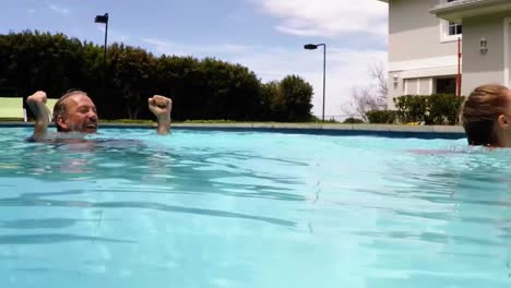 Padre-E-Hija-Divirtiéndose-En-La-Piscina