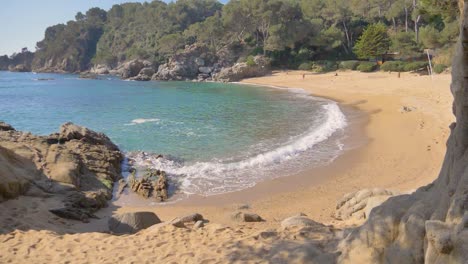 Hermosa-Playa-Vacía-Exótica-Con-Arena-Dorada-En-España,-Cámara-Lenta