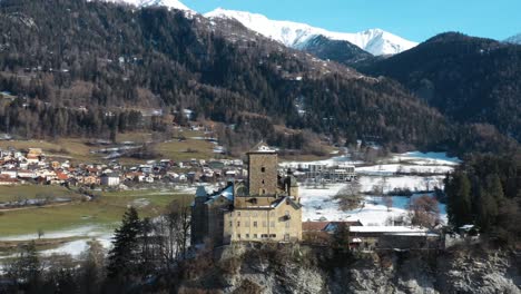 Excelente-Vista-Aérea-Que-Rodea-Un-Castillo-En-Las-Montañas-De-Suiza