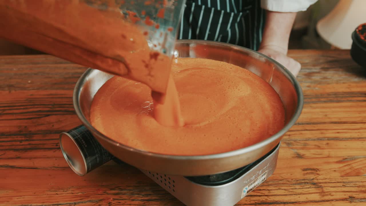 가스 부탄 버너에 피망 크림 소스 가열