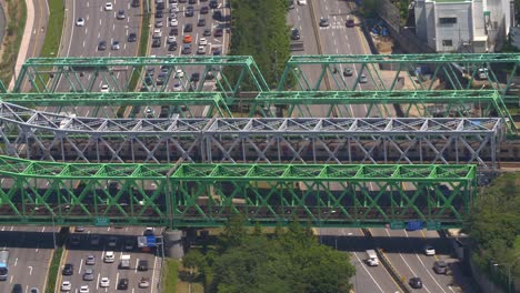 Eisenbahnbrücke-über-Die-Autobahn-In-Seoul