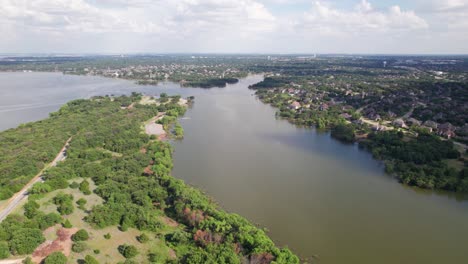 video aéreo del parque pilot knoll en el lago lewisville, texas